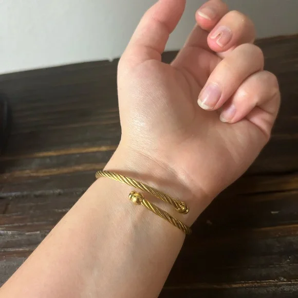 Gucci vintage women's watch wrap cable band with pearl face
In working order! - Picture 8 of 8